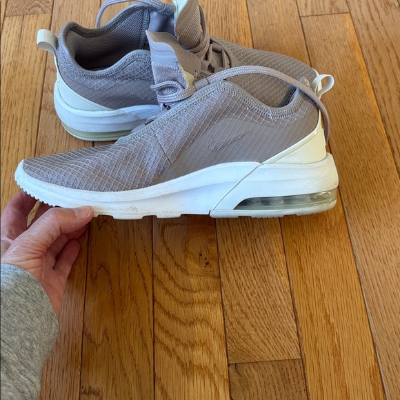 🩶 Women’s Nike Light Gray and White Sneakers 👟 - Picture 7 of 11